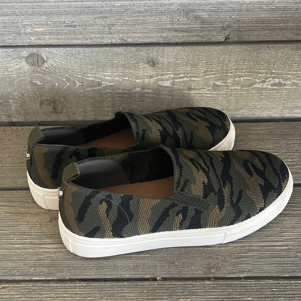 Women’s Steve Madden Camo Slip on shoes, Sz 8